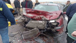 Mardinde otomobil traktöre arkadan çarptı: 3 yaralı