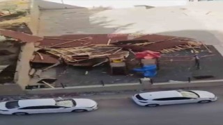 Mardinde şiddetli fırtına çatı uçurdu