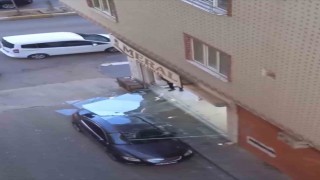Mardinde şiddetli rüzgar nedeni ile cam aracın üzerine düştü