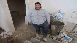 Markete girerken çamurlu ayakkabılarını çıkaran inşaat işçisi söyledikleriyle yürekleri ısıttı