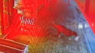 Marketten cips çalan köpek kameraya yakalandı