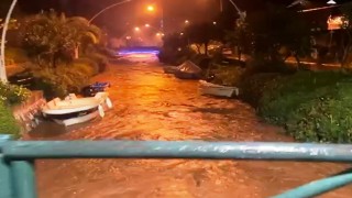 Marmariste sağanak yağış etkili oldu, yollar göle döndü