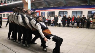 Masalsı yolculuğun treni Sivasa vardı, yolcular halayla karşılandı