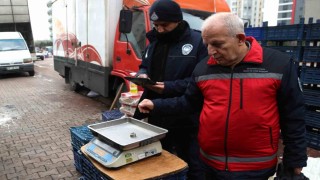 Melikgazi Zabıtası pazar yerlerinde ölçü ayar ve etiket denetimi yaptı