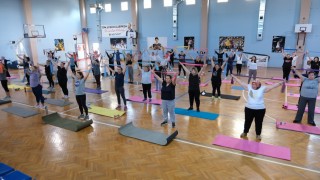 Menemenli kadınlar, ücretsiz pilates kursunda buluştu