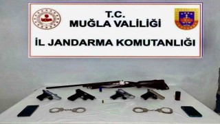 Menteşede ruhsatsız kurusıkı tabancalar ele geçirildi
