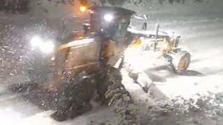 Mersinde kar yağan yaylaya çıkan vatandaşların araçları yolda kaldı