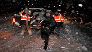 Mersinde mahsur kalanların imdadına karla mücadele ekipleri yetişti