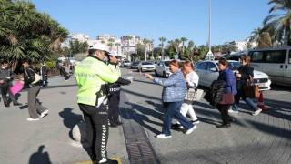 Mersinde vatandaşlar trafik konusunda bilgilendiriliyor