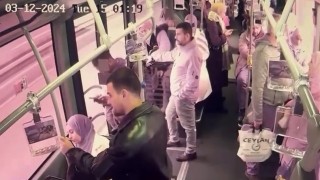 Metrobüs kapısı camının kırılarak yolcunun düştüğü anlar kamerada