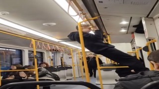 Metroda şaşkın bakışlar içinde barfiks çekti