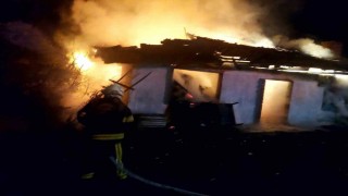 Metruk ev alevlere teslim oldu