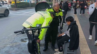 Midibüse arkadan çarpan elektrikli scooter sürücüsü çocuk yaralandı