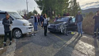 Milasta minibüs ile otomobil çarpıştı: 3 yaralı