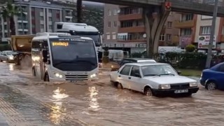 Milasta sağanak yağış yolları göle çevirdi