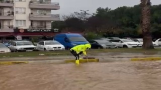 Milasta trafik ekipleri sağanak yağışta vatandaşların yardımına koştu