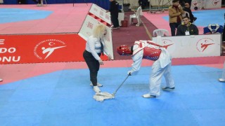 Milli sporcu müsabakayı bıraktı, piste paspas attı