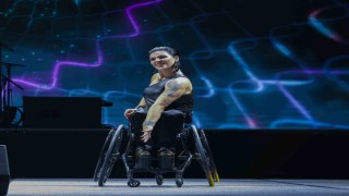 Milli sporcudan Engelliler Gününde dans gösterisi