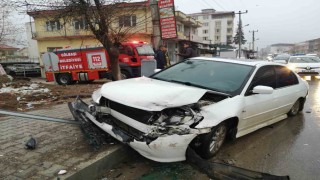 Minibüs ile otomobil çarpıştı: 3 yaralı