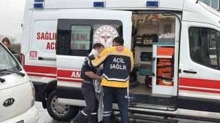 Minibüs ile otomobilin çarpıştığı kazada 3 kişi hafif şekilde yaralandı