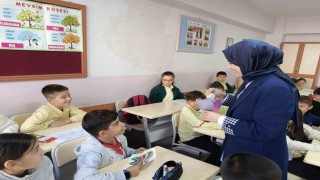 Minik öğrencilerle bir araya geldi