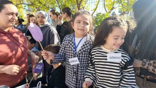Minikler, pazarcılara taş çıkarttı: “Gel vatandaş gel, param olsa da ben alsam”