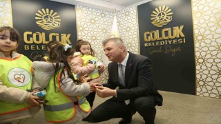 Miniklerden Başkan Sezere hediye