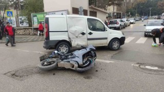 Motosiklet hafif ticari araca çarptı: 2 yaralı