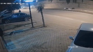 Motosikleti 30 metre sürüklendi, ayağa kalkıp yoluna devam etti