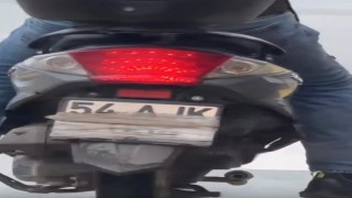 Motosikletin plakasını kapatarak gezen sürücü polise yakalandı