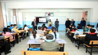 Müdür Gür ortaokul öğrencileri ile derse katıldı