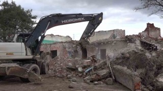 Muratobada metruk bina kontrollü şekilde yıkıldı