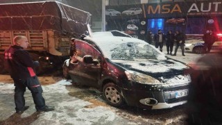 Muşta buzlu yolda çekiciye çarpan otomobildeki 5 kişi yarandı