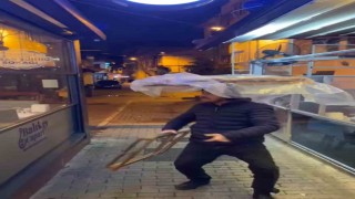 Müziği duyunca dans ederek simit sattı