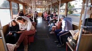 Nostalji Tramvayında kitap okudular