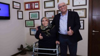 Oğlunun kucağında geldiği doktordan yürüyerek çıktı