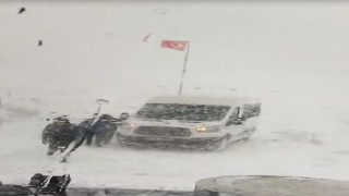 Öğrenci servisi karda mahsur kaldı, ekipler seferber oldu
