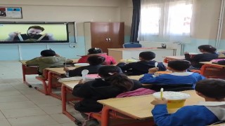 Öğrenciler ritim çalmayı öğreniyor