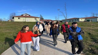 Öğrenciler, sokak hayvanları merkezini inceledi