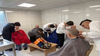 Öğrencilerden huzurevi sakinlerine kuaför hizmeti