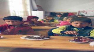 Öğrencileriyle birlikte orcik yaptı, sosyal medyada milyonlar izledi