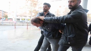Öğretmenin durakta unuttuğu çantasındaki öğrencilerin kitap parasını çaldı, o anlar kameraya yansıdı