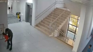 Okul müdürünün Heimlich manevrası  öğrenciyi kurtardı