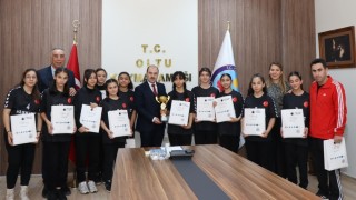 Oltu Cumhuriyet Ortaokulu kızları il birincisi oldu