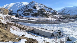 Oltu yol ayrımında bir kaza daha: TIR şarampole yuvarlandı