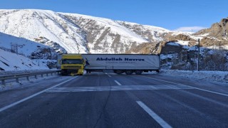 Oltu yol ayrımında yine Tır kazası