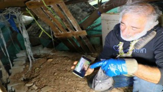 Ölürken gözyaşlarına boğulduğu köpeğini yaşadığı barakaya gömdü