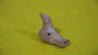 Oluz Höyük kazısında 2 bin 100 yıllık kuş şeklinde asker düdüğü bulundu