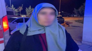 Önce araca çarptılar, ardından kadın sürücü ile eşini darp edip kaçtılar
