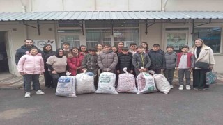 Ortaokul öğrencileri engelliler için 6 çuval plastik kapak topladı